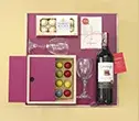 Caja con vino gato negro, chocolates y trufas